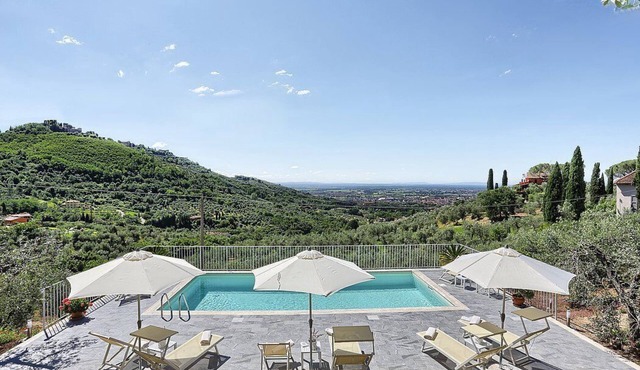 Villa Biancavite: An elegant two-story villa situated in a quiet location, a few minutes from the town center, with Free WI-FI.