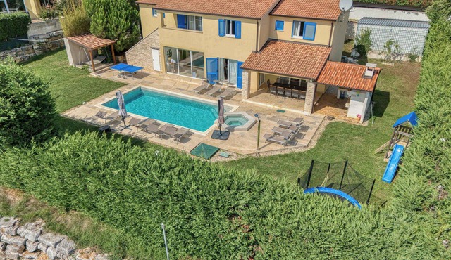 Villa with swimming pool, sauna and playground