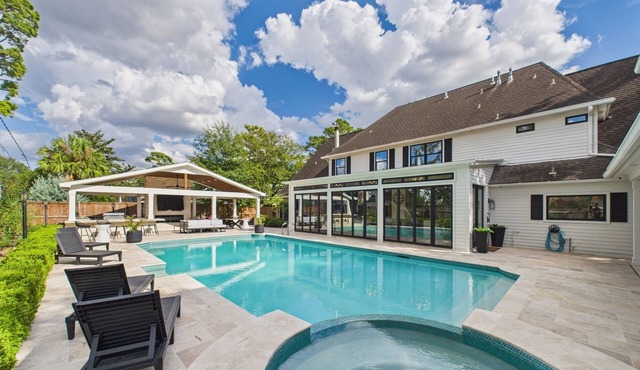 Wagon Wheel BNB 7 BDR house with pool + spa, 20 min to IAH