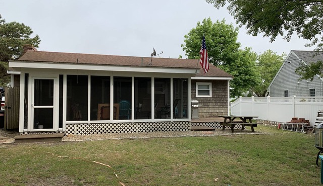 Walk to family friendly beach in West Dennis!
