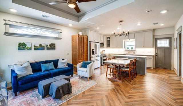 Walkable Dallas Bungalow: 4 Mi to Downtown
