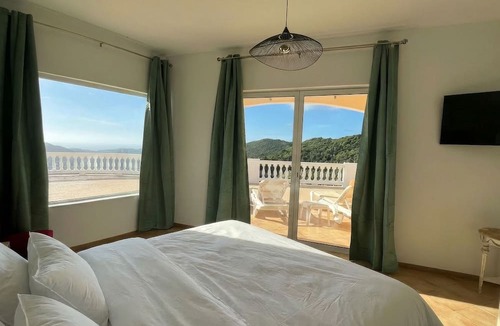Bellevue House | The Pearl of Paradise