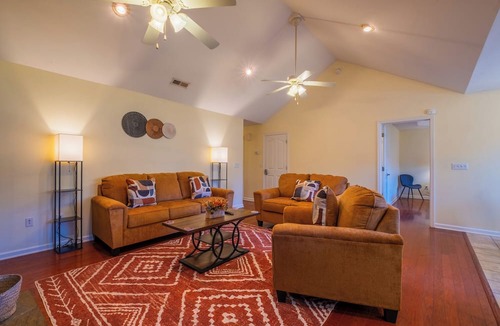 Gatlinburg - Pigeon Forge Cottage | Festive Cozy Holiday 2BR Haven: <1 Mi Parkway Pool