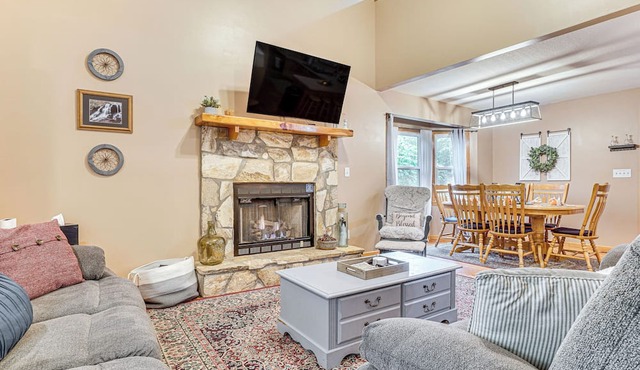 Spacious Home in Helen w/Porch & Balcony!