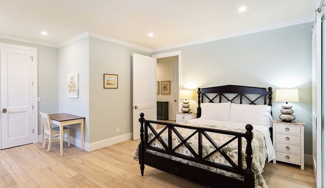 Tuscan Vacation Rental. Stylish 3-Bedroom Getaway Near Vanderbilt Beach Enjoy a Private Pool, Spacious Layout, and Modern Comforts Perfect for Families, Groups, and Pet-Friendly Stays