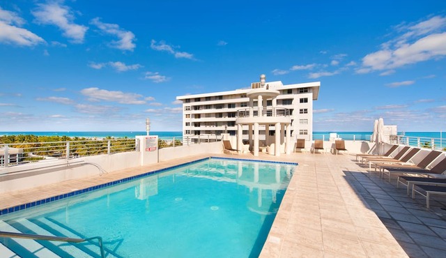 Spacious condo - rooftop pool & incredible location - dog-friendly