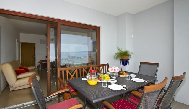 Spacious 110 m2 apt with terrace and garden, just 30m from the beach