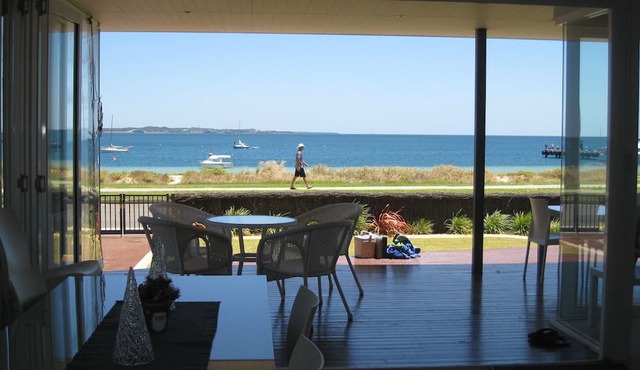 STARFISH Condo/Apartment - Absolute Beachfront Holiday Retreat