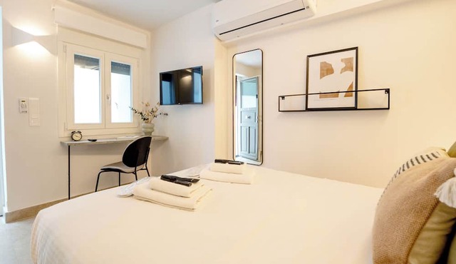 Apt 5 ground floor studio with patio