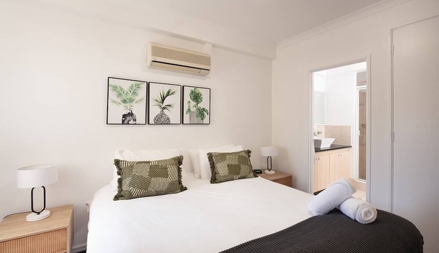The East Perth Hub: Spacious 2BR with Free Parking