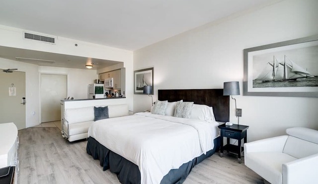CityView Balcony Pool& Hottub. Wi-Fi. Full Kitchen