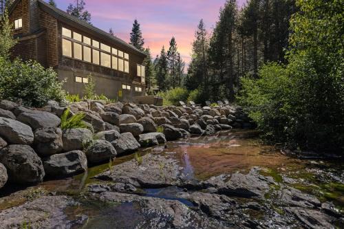 The Wildhaus Dog Friendly Creekside Hot Tub Chalet