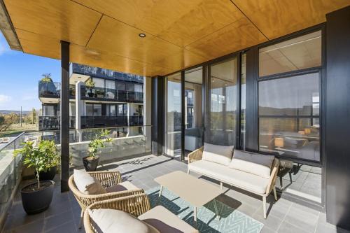 Tranquil 2-Bed with Water View