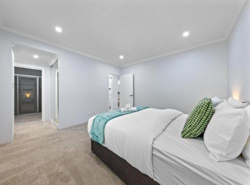 Brand new Spacious & Stylish Stay in Vic Park