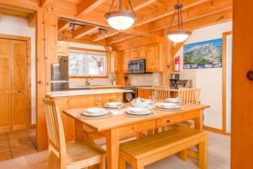Alpine Timber Luxury Chalet w/Hot Tub