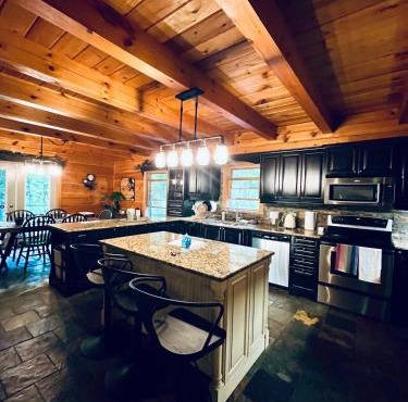 Rideau Lakes Rustic Chalet in Relaxing Natural Setting